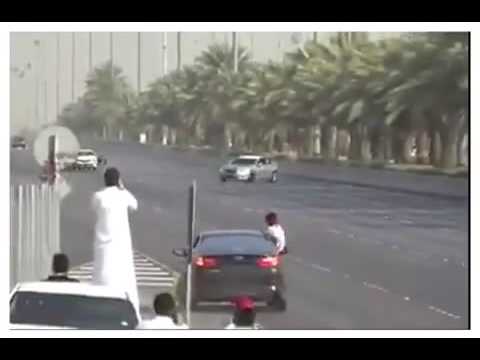 بالفيديو:قائدي سيارات يمارسون التفحيط في طريق الملك خالد والمرور يطيح بهم