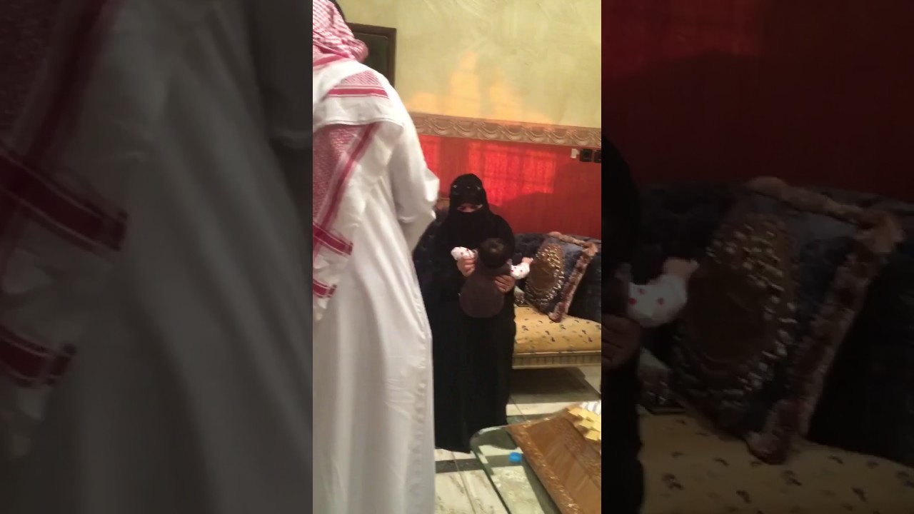 شاهد أول “فيديو” للطفلة المعنفة مع فريق الحماية من وزارة العمل والتنمية