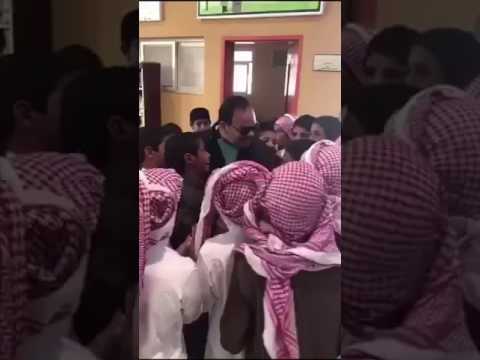 بالفيديو … استقبال طلاب معلمهم السابق بعد انقطاع لمدة كبيرة