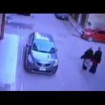 بالفيديو: امرأة تسخر من زوجها بسبب خروف عجز عن حمله.. ومغردون طلقها!