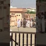 فيديو: مواطن يصور عاملاً ينام على رصيف رغم برودة الجو.. ويستنكر إساءة معاملته