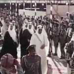 بالفيديو …  إنسان عديم الرحمة .. أضرم النار في كلب .. وبعدها أشعل سيجارته بكل فخر