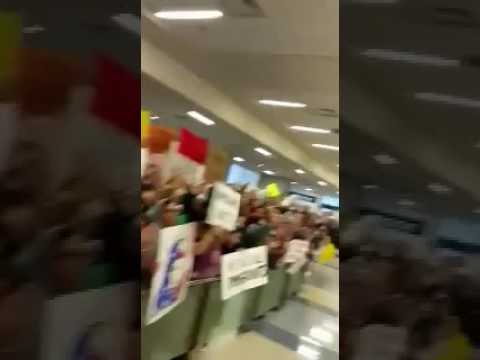 بالفيديو: مواطن بالزي السعودي يوثق ردة فعل الأمريكان لحظة وصوله هو وزوجته مطار واشنطن