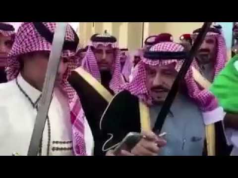 موقف طريف لأمير الرياض مع شاب أراد التصوير معه “سيلفي” .