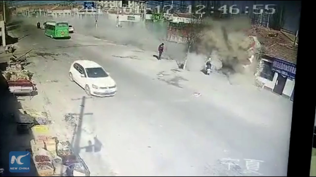 فيديو مرعب لشاحنة مسرعة تقتل 5 أشخاص في مشهد أشبه بالانفجار