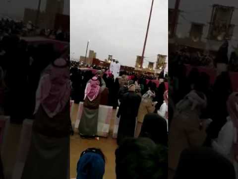 بالفيديو: شاب في مهرجان الجنادرية يقذف رشاش في الجو فيسقط فوق رأس امرأة