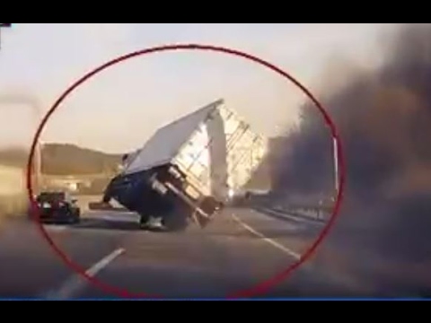 بالفيديو: شاحنة على كفرين وتستعيد توازنها بأعجوبة