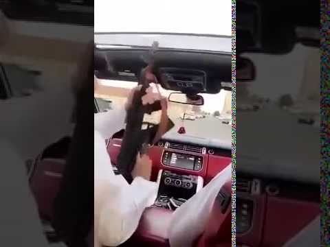 بالفيديو: مهايطي يطلق النار من سلاح كلاشنكوف من داخل سيارته في الشارع العام