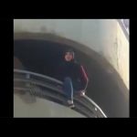 بالفيديو: ولي أمر بزي عسكري يعتدي على طالب “ويضربه على وجهه” داخل مدرسة
