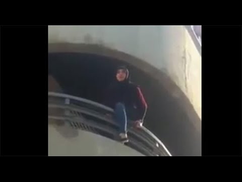 بالفيديو: فتاة لبنانية تحاول الانتحار برمي نفسها من أحد المباني..ورجل في الشارع يشجعها!