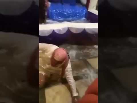 بالفيديو: مواطن يتزحلق بثيابه على لعبة الـ”منزلق المائي” في بيته..