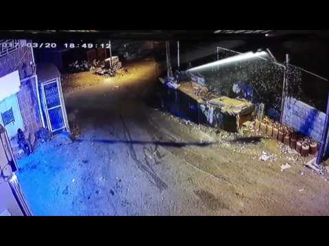 بالفيديو: كاميرا مراقبة توثق تهور سائق وتسببه في إصابة عامل