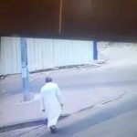 بالفيديو: كاميرا مراقبة توثق تهور سائق وتسببه في إصابة عامل