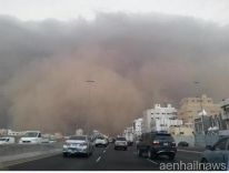 بالصور …عاصفة رملية شديدة تجتاح جدة وتوقف الملاحة الجوية