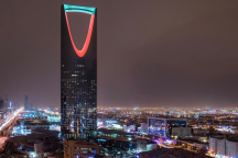ألون علم الكويت تضيء برج المملكة بالرياض
