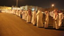 بالصور: طوابير انتظار طويلة تملأ الشارع المجاور في عزاء والد الشيخ صالح المغامسي