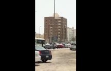 بالفيديو.. إزالة مبنى بطريقة غير آمنة يفاجئ المارة بطريق الملك عبدالعزيز