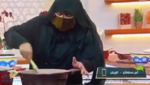 بالفيديو: طباخه كادت تحترق على الهواء مباشرة