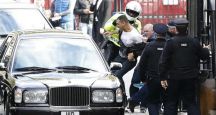 بالصور: بحرينيون يهاجمون موكب ملك البحرين في لندن .. والشرطة البريطانية تعلن القبض عليهم