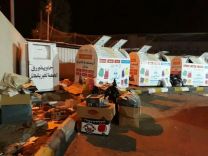 مواطن يوثق بالصور ملابس مهملة داخل اسوار الجمعية الخيرية بحائل تحرقها الشمس