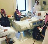 خادم الحرمين يزور أخاه الأمير” عبد الرحمن بن عبد العزيز” بالمستشفى