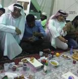 بالصور: الأمير سلطان بن سلمان يتناول الإفطار مع عمالة وافدة