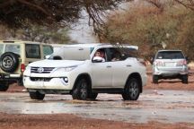 بالصور … امطار غزيرة على مشار حائل والزحام يقفل البوابة الرئيسية للوادي