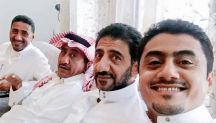 صور الفنان ناصر القصبي مع أشقائه. يخلق من الشبه أربعين