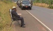 رئيس أوغندا يوقف موكبه ويجلس فجأة على طريق سريع من اجل التحدث بالهاتف