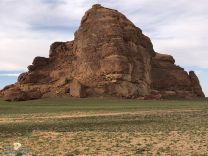 صخور ملونة ونقوش في جبال ( حبران ) غرب حائل ..