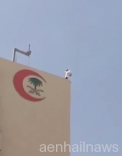 بالفيديو.. رجل يعتلي مبنى الهلال الأحمر  ويهدد بالانتحار