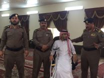 مدير الدفاع المدني بحائل يزور أحد افراد الدفاع المدني