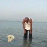 بالفيديو… ⁠⁠⁠رجل يصلي في البحر رغم قربه من البر