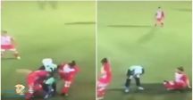 لاعبات كرة القدم ( يغطن ) لاعبه بعد سقوط حجاب رأسها