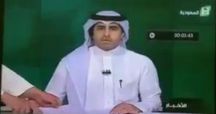 بالفيديو :مقطع متداول لتدخل احد افراد طاقم الاعداد اثناء بث النشرة الاخبارية في قناة السعودية الأولى