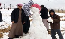 صور: الثلوج تحيل شوارع وبراري رفحاء إلى بساط أبيض
