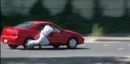 مسرعة لاسترداد حقيبة #(فيديو) لرجل يقفز في سيارة