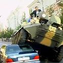 يدهس سيارة بمدرعة أوقفها صاحبها بموقع خاطئ، #بالفيديو حاكم مدينة في لتوانيا