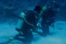 وسط أعماق البحر # ( فيديو) غواصان يؤديان الصلاة