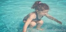الصورة التي حيرت 2.4 مليون مشاهد: “هل الطفلة تحت الماء أم فوقه؟”