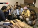 القذافي ويبشرونه بالنار!#بالفيديو: ثوار يخاطبون جثة