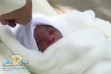 لحظة عثور مواطن على رضيع ملقى على رصيف أحد الشوارع!