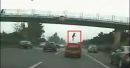 فوق جسر على طريق سريع #(بالفيديو)  فتاة تحاول الانتحار