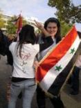 بالصور فتيات سوريات يكتبن عبارات ضد الثورة السورية#في تأييد لنظام الأسد
