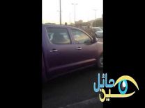 ويخرج سيارته من بين السيارات بحرافه