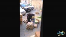 فيديو: عامل بمطعم يغسل البطاطس بقدميه