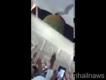 قبة المسجد النبوي تتحول إلى اللون الأحمر وتتسبب بتجمهر الالاف من المصلين