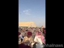 بالفيديو.. محمد بن نايف يعود من سيارته تلبيةً لطلب أحد الجنود