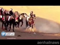 بالفيديو.. حصان يعض ممثلاً خليجياً ويرميه عن ظهر حصان آخر اثناء التصوير