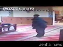 فيديو: طفل يتسلق أبية وهو يصلي بطريقة جاذبة دون سقوطه